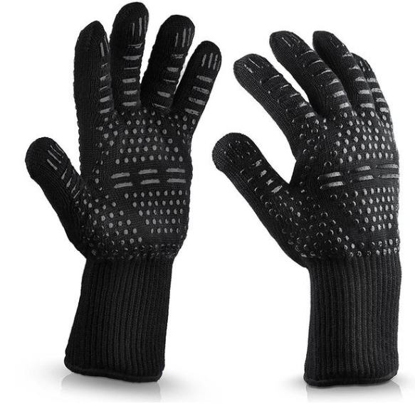 Black (or other color) heat-resistant microwave oven gloves with a silicone grip for safe handling of hot dishes in the kitchen or during outdoor grilling.Close-up of heat-resistant microwave oven gloves made with Deyan yarn, silicone, and polyester cotton for superior heat protection.Heat-resistant microwave oven gloves with a comfortable fit, sized at 26-35 cm in length and 16 cm in width, suitable for most hand sizes.